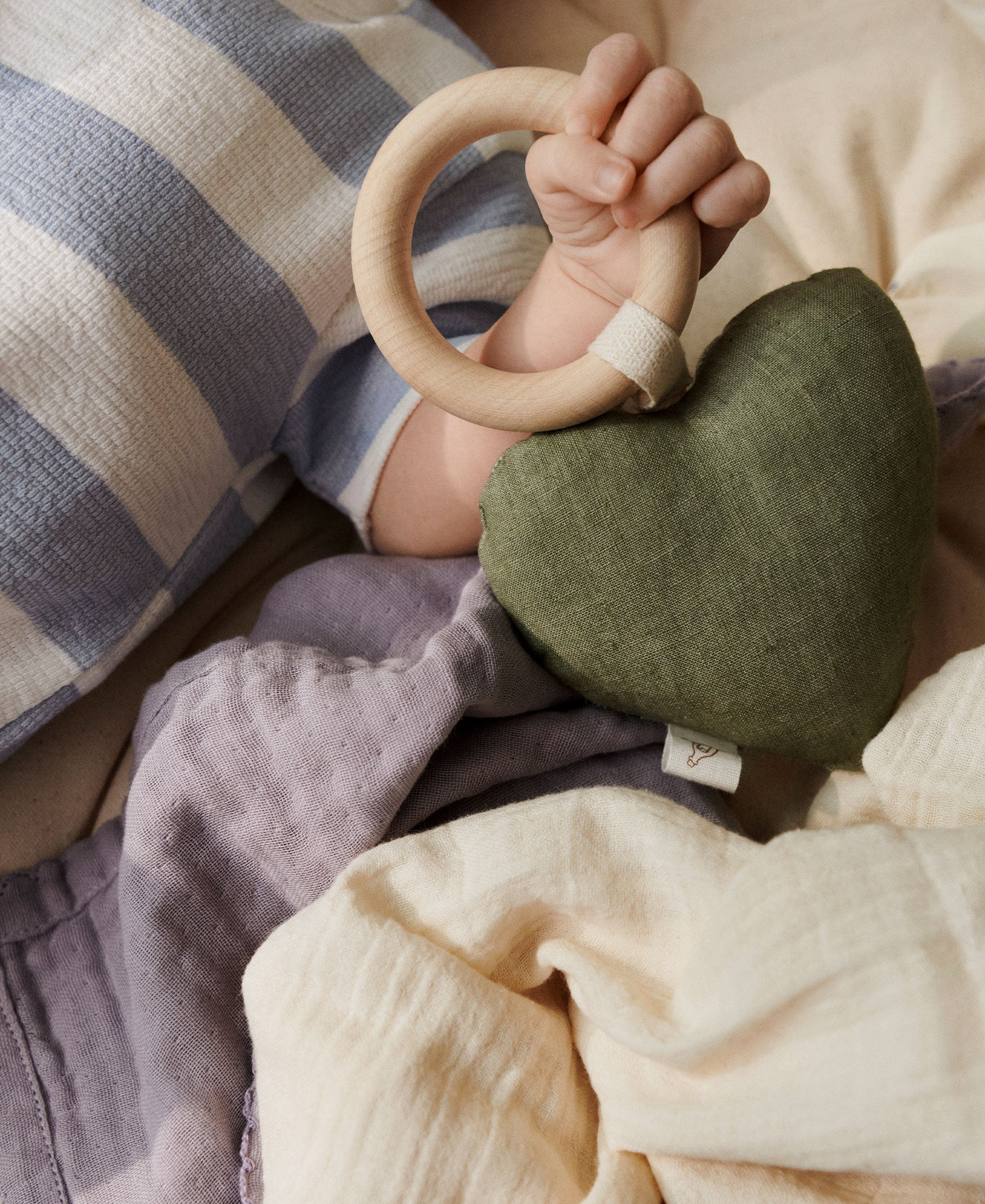 Hochet avec anneau de dentition Lara, Heart, Forest Green