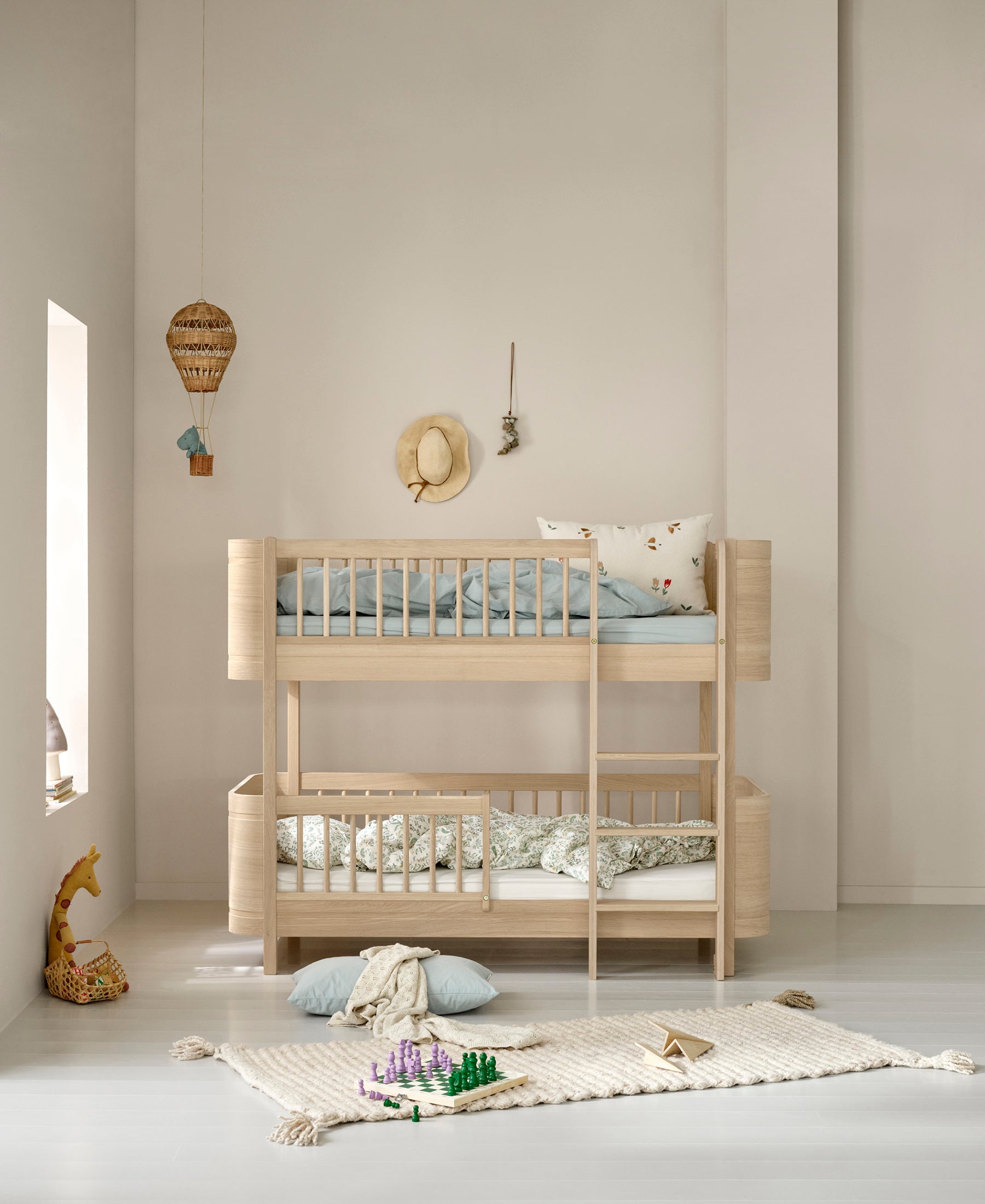 Lit bébé évolutif Mini+ & lit junior Mini+ en lit superposé mi-haut, chêne