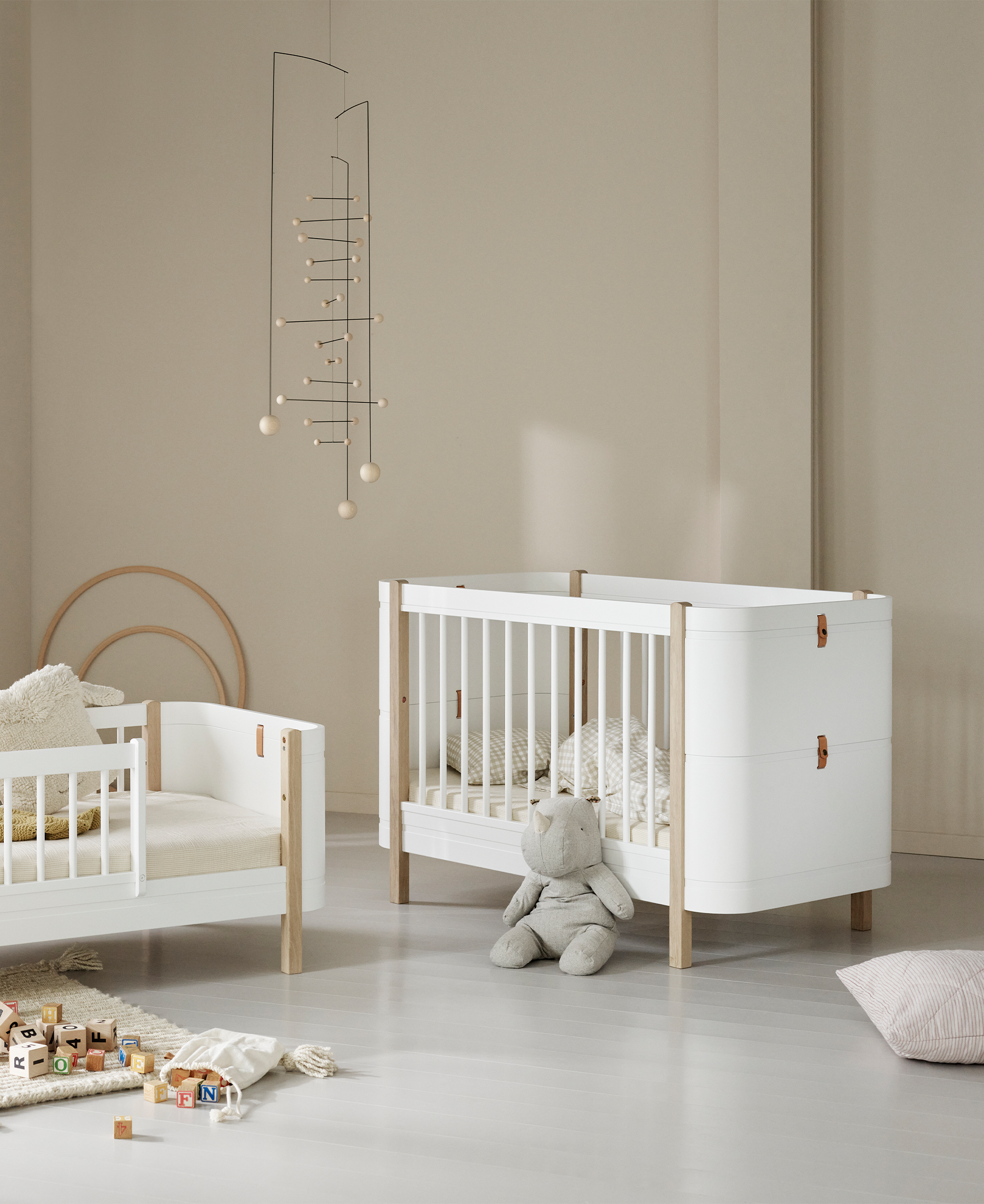 Lit bébé évolutif Wood Mini+ avec kit junior inclus, blanc/chêne