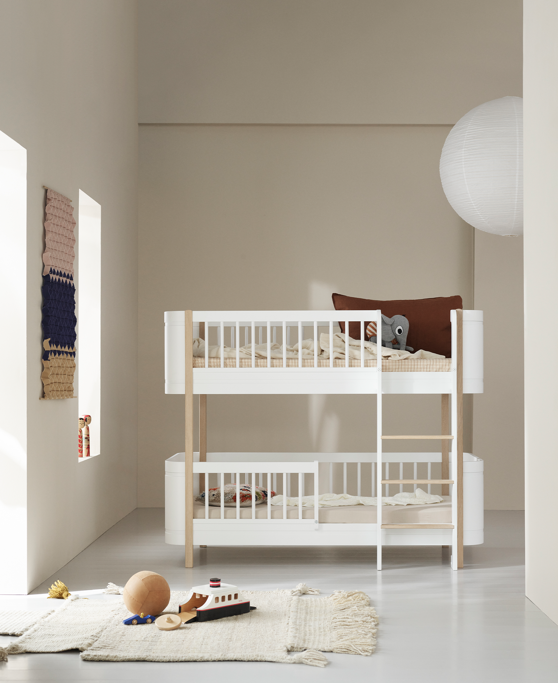 Lit bébé évolutif Mini+ & lit junior Mini+ en lit superposé mi-haut, blanc/chêne