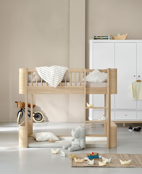 Lit bébé évolutif Mini+, avec kit junior inclus en lit mezzanine mi-haut, chêne